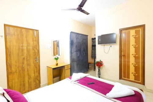 Katil atau katil-katil dalam bilik di SBHS Homestay - Garudadri - Tirupati Bus Stand