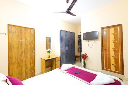 Katil atau katil-katil dalam bilik di SBHS Homestay - Garudadri - Tirupati Bus Stand