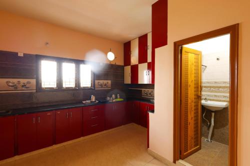 Dapur atau dapur kecil di SBHS Homestay - Garudadri - Tirupati Bus Stand