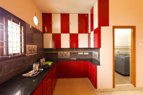 Dapur atau dapur kecil di SBHS Homestay - Garudadri - Tirupati Bus Stand