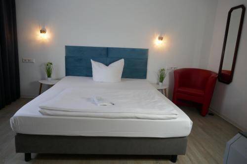 Postel nebo postele na pokoji v ubytování Hotel Bitzer Backnang Zentrum 24h CHECK IN FRÜHSTÜCKSBUFFET TÄGLICH OPTIOANL VOR ORT BUCHBAR HIGHSPEED WIFI GRATIS PARKPLÄTZE ALTSTADT 300m BAHNOF 500m