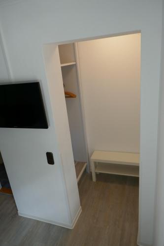 TV a/nebo společenská místnost v ubytování Hotel Bitzer Backnang Zentrum 24h CHECK IN FRÜHSTÜCKSBUFFET TÄGLICH OPTIOANL VOR ORT BUCHBAR HIGHSPEED WIFI GRATIS PARKPLÄTZE ALTSTADT 300m BAHNOF 500m