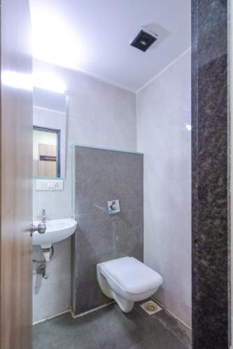 Bilik mandi di Hotel Akasa International Near T-2 International Airport Mumbai