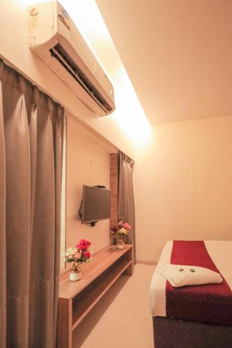Katil atau katil-katil dalam bilik di Hotel Akasa International Near T-2 International Airport Mumbai