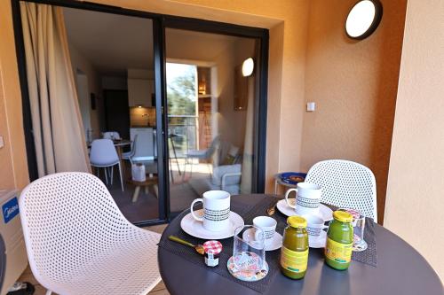 Kaffe- og tefaciliteter på Stéphi - Superbe T2 accès plage, piscine chauffée