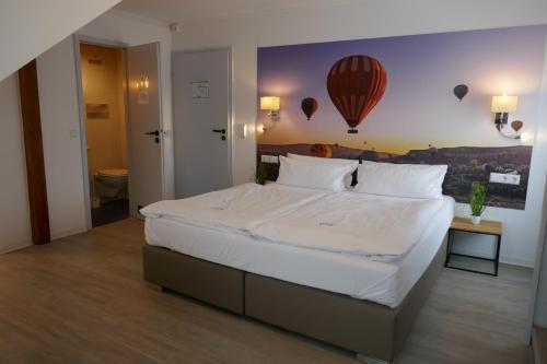 Postel nebo postele na pokoji v ubytování Hotel Bitzer Backnang Zentrum 24h CHECK IN FRÜHSTÜCKSBUFFET TÄGLICH OPTIOANL VOR ORT BUCHBAR HIGHSPEED WIFI GRATIS PARKPLÄTZE ALTSTADT 300m BAHNOF 500m
