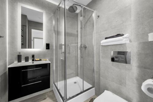 a bathroom with a shower and a sink at Gocław Apartment - 48m2, Balcony - by Rentujemy in Warsaw