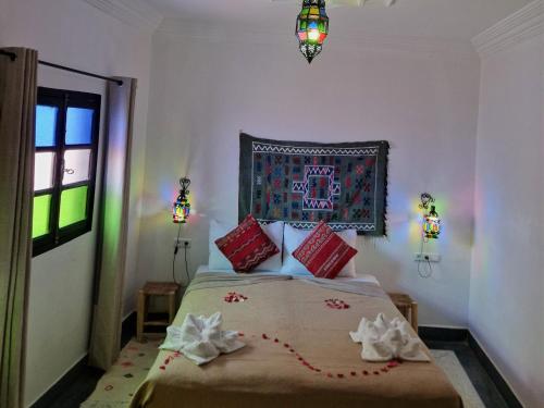 Una cama o camas en una habitación de Dar ESSEKIA