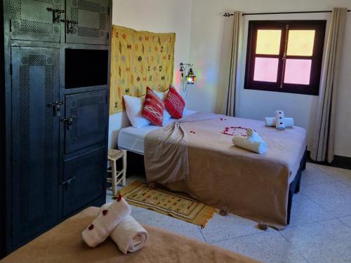 Una cama o camas en una habitación de Dar ESSEKIA