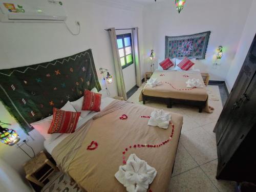 Una cama o camas en una habitación de Dar ESSEKIA