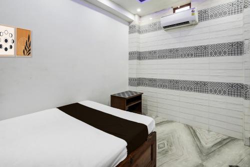 a bedroom with a bed and a bath tub at Hotel O JS Palace in Gorakhpur
