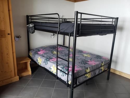 un paio di letti a castello in una stanza di Critérium 01 a Lanslebourg-Mont-Cenis