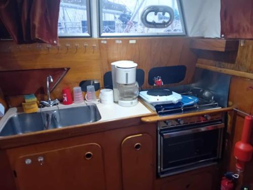 Kuchyň nebo kuchyňský kout v ubytování Bateau au port de Perros-Guirec