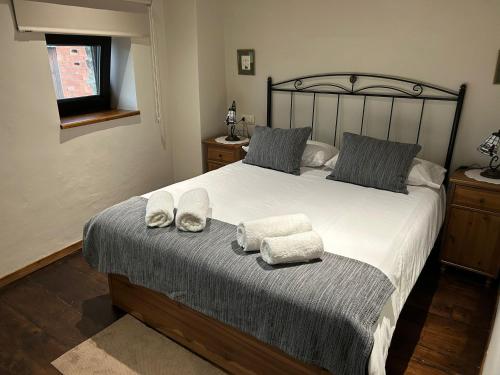 a bedroom with a large bed with towels on it at Casa Darío in Diomondi