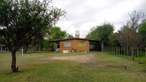 a small house in the middle of a yard at Cabañas doña chiche in San Lorenzo