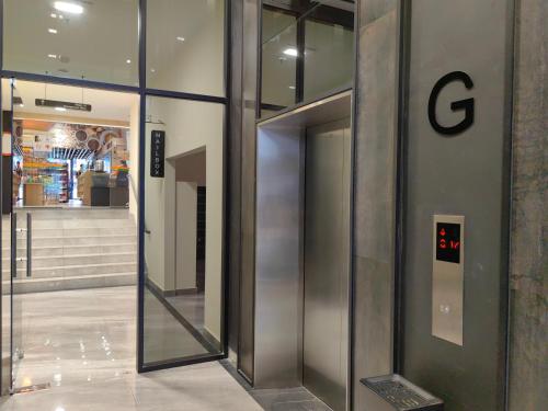 an elevator in a building with a g sign on it at Vetro11 Beside QEH1 by JUNE Homestay in Kota Kinabalu