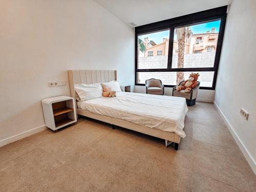 Ένα ή περισσότερα κρεβάτια σε δωμάτιο στο Fee4me Exclusive Villa with Pool and Parking