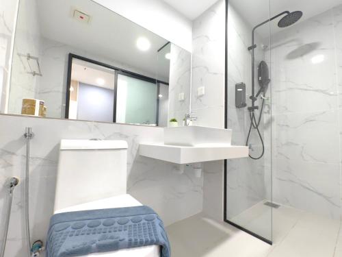 a bathroom with a toilet and a sink and a shower at Vetro11 Beside QEH1 by JUNE Homestay in Kota Kinabalu