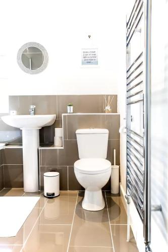 a bathroom with a toilet and a sink at Halford House 3 Bed Town Centre Home from Home with Parking for 2 cars Prime Location Tamworth in Tamworth