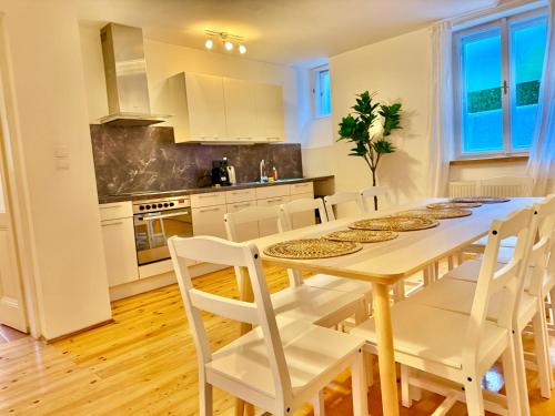 een keuken met een eettafel en stoelen bij Luxury 130 m2 Apartment with Garden in Wenen