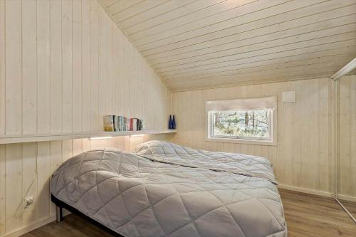 ein Schlafzimmer mit einem Bett und einem Fenster in der Unterkunft 2652 Nexø - Væbnerstien 5 in Neksø