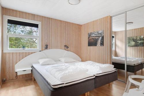 Postel nebo postele na pokoji v ubytování 1558-Aakirkeby-Poserevaenget-6