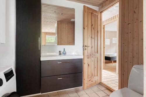 Koupelna v ubytování 1558-Aakirkeby-Poserevaenget-6