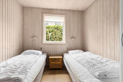 due letti in una stanza con finestra di 6681-Allinge-Brunekulvej-2-G ad Allinge