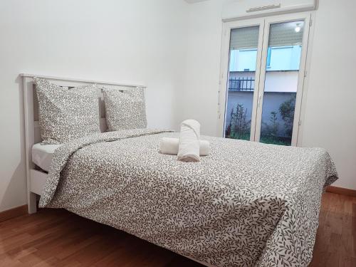 a bedroom with a bed and a window at Charming 3 rooms with parking in Rueil-Malmaison