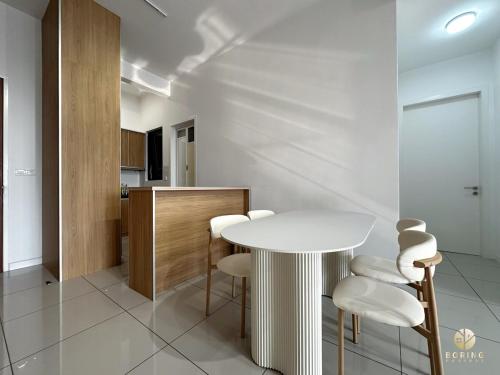 Un comedor blanco con una mesa y sillas blancas. en NEW Le Pavilion Puchong 8-10pax 3R2B, en Puchong