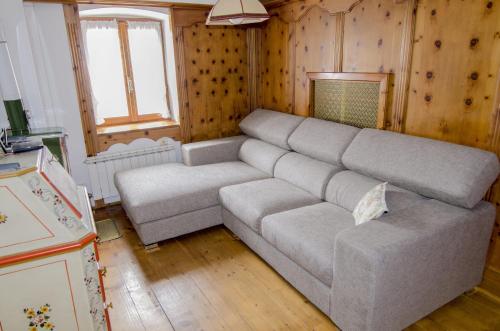 a living room with a couch and a window at Marcon ALPINA in Cojana