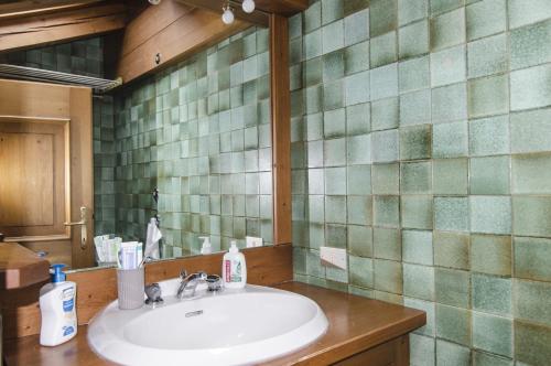 a bathroom with a sink and a mirror at 267 - Comfort a due passi dal centro in Cortina dʼAmpezzo