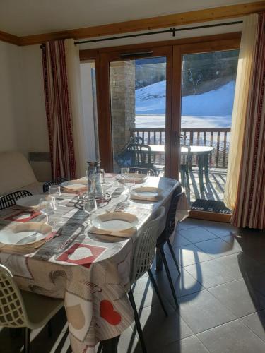 une table de salle à manger avec des chaises et une vue sur l'océan dans l'établissement Critérium C02, à Les Champs