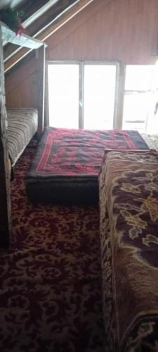 a bedroom with two beds in a room at Pensiunea din Deal in Prod
