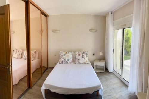 Ένα ή περισσότερα κρεβάτια σε δωμάτιο στο Furnished 2-room apartment with terrace & garden