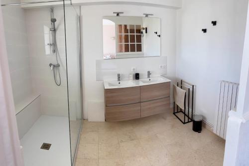 Ένα μπάνιο στο Furnished 2-room apartment with terrace & garden