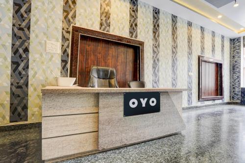 una hall con una scrivania con un cartello sopra di HOTEL O JANKI Kalyanpur Railway Station a Kānpur