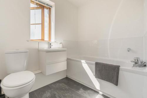 Un baño blanco con inodoro y bañera. en 3 Bed in Shebbear oc-l32582, en Shebbear