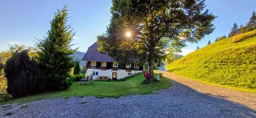 a house on a hill next to a gravel road at Ferienhaus Almhorizont beim Oberen Kreuzer in Friesach