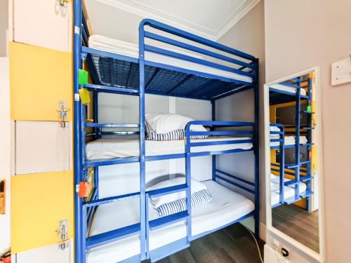 Giường trong phòng chung tại Prime Backpackers Angel