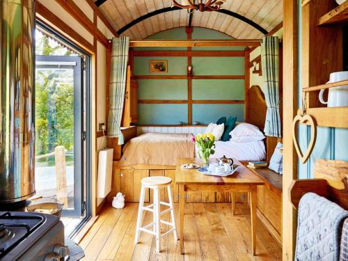 Ένα ή περισσότερα κρεβάτια σε δωμάτιο στο The Orient Express Shepherd's Hut with Hot Tub