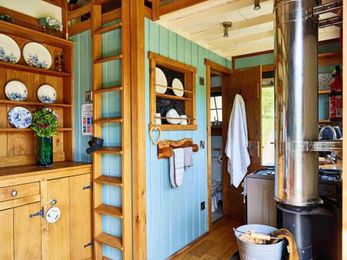 Η κουζίνα ή μικρή κουζίνα στο The Orient Express Shepherd's Hut with Hot Tub
