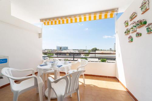 NEW Apartment Sol with Sea Views and Balcony by Bebreeze