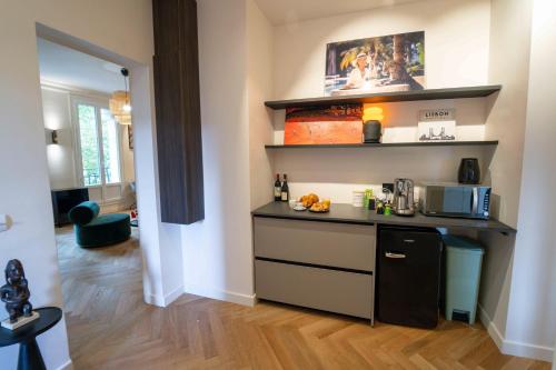 a kitchen with a counter with a microwave at PARIS - Boulogne Résidence in Boulogne-Billancourt