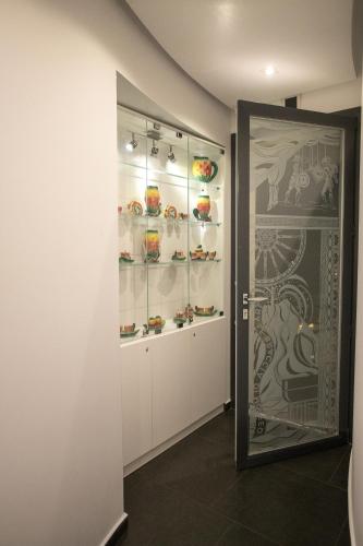 a room with a display case with food on it at Tra Le Braccia di Morfeo in Terrasini