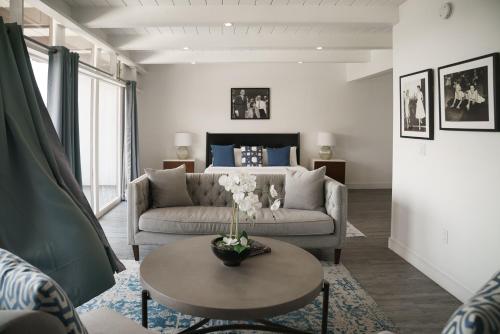 a living room with a couch and a table at Hollywood Hills Hotel in Los Angeles
