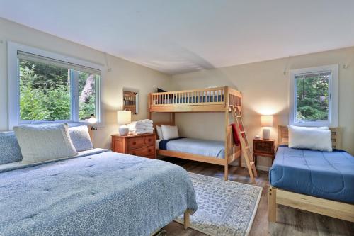 ein Schlafzimmer mit zwei Betten und einem Etagenbett in der Unterkunft Private Killington Home with Indoor Hot Tub and 2 Living Rooms in Killington