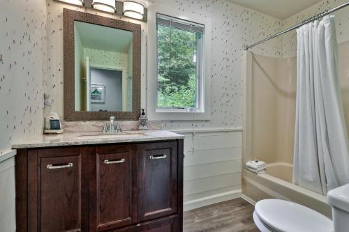 ein Badezimmer mit Waschbecken und Spiegel in der Unterkunft Private Killington Home with Indoor Hot Tub and 2 Living Rooms in Killington