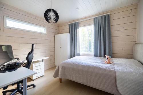 una camera con letto, scrivania e computer di Villa Aurora Ryti a Rovaniemi