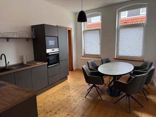 a kitchen with a table and chairs in a room at Stadtwohnung im Altbaustil in Paderborn